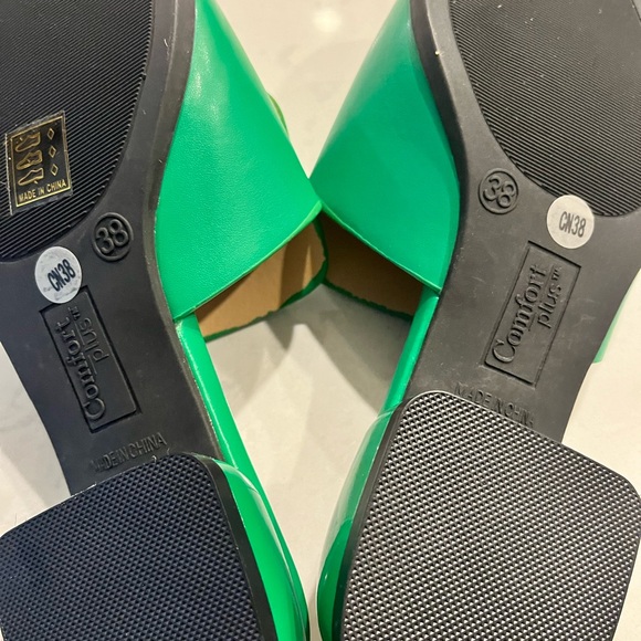 Emerald Green slides 💚 - Picture 9 of 10